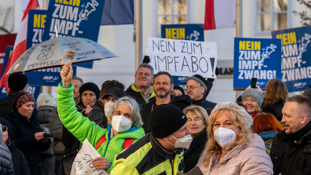 ABD0062_20211201 - LINZ - ÖSTERREICH: Eine Kundgebung von Corona-Maßnahmengegnern in Linz am Mittwoch, 1. Dezember 2021. Heute kommt es in österreichweit zu Protesten gegen Impfpflicht und Corona-Maßnahmen. - FOTO: APA/FOTOKERSCHI.AT / KERSCHBAUMMAYR