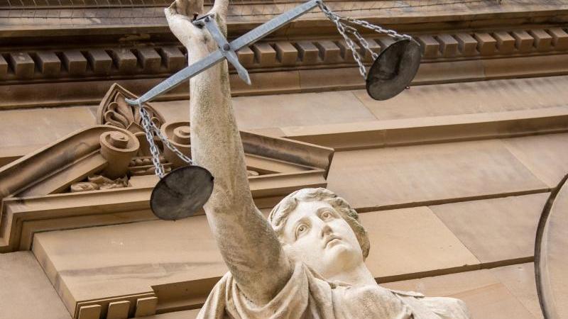 Vor dem Landgericht hält eine Statue der Justitia eine Waagschale. Foto: Stefan Puchner/dpa/Symbolbild