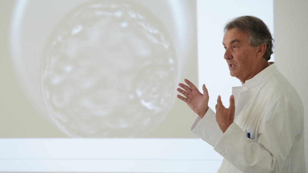Heribert Kentenich, von der Kinderwunschpraxis Fertility Center Berlin, spricht am 12.08.2015 in Berlin bei einer Pressekonferenz der Gesundheitssenatsverwaltung zur finanziellen Unterstützung bei Kinderwunschbehandlungen in Berlin.