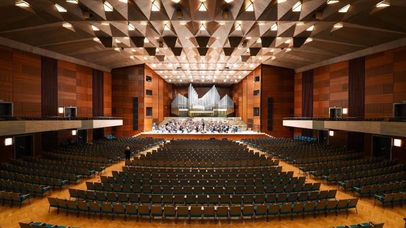 Die Nürnberger Symphoniker proben im Großen Saal der Meistersingerhalle Nürnberg. Foto: picture alliance / dpa/Archivbild
