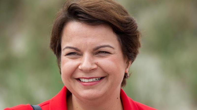 Stefanie Drese (SPD), Gesundheitsministerin, lächelt. Foto: Stefan Sauer/dpa