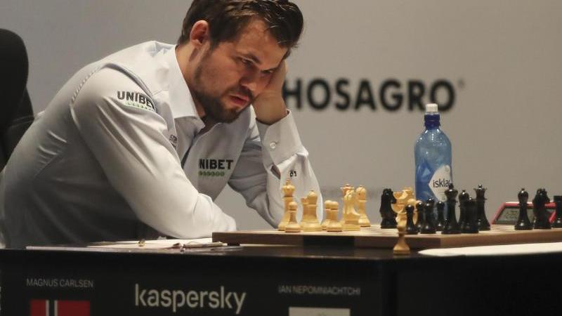 Konnte die sechste Partie für sich entscheiden: Magnus Carlsen spielt weiß. Foto: Kamran Jebreili/AP/dpa