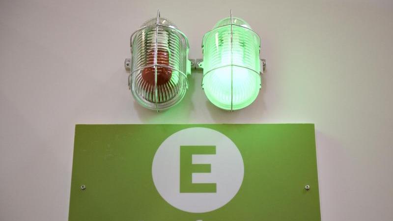 Eine grüne Lampe leuchtet über einem Schild mit der Aufschrift "Impfung". Foto: Christopher Neundorf/dpa/Symbolbild