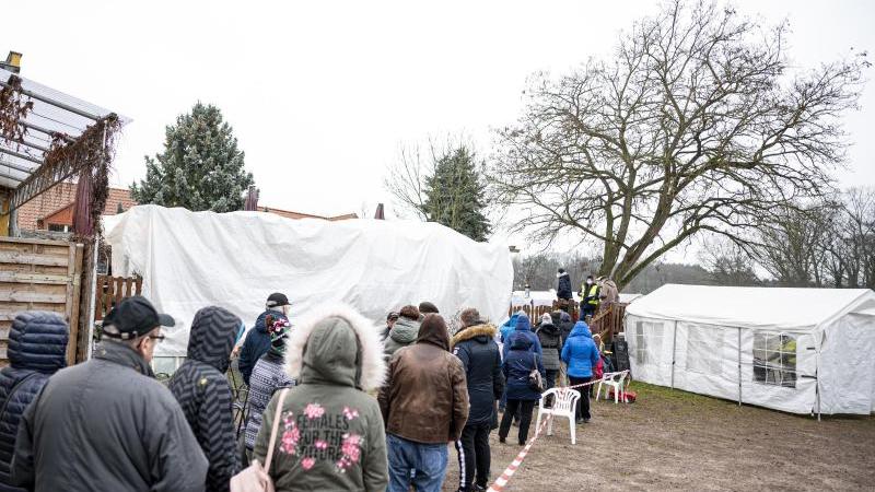 Menschen stehen vor dem selbst organisierten Impfzentrum in der Gemeinde Michendorf Schlange. Foto: Fabian Sommer/dpa