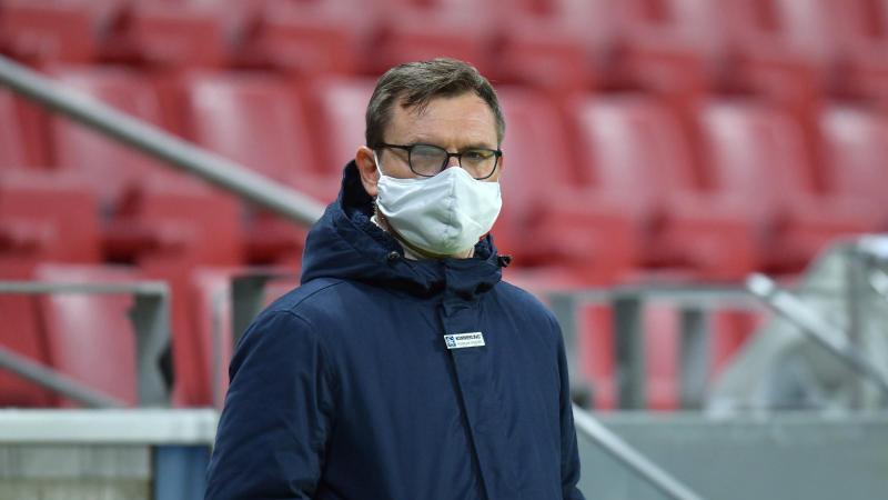 Stefan Hofmann steht mi Maske im Stadion. Foto: Torsten Silz/dpa/Archivbild