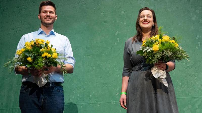Lena Schwelling und Pascal Haggenmüller stehen nach ihrer Wahl zum Landesvorsitz auf der Bühne. Foto: Marijan Murat/dpa