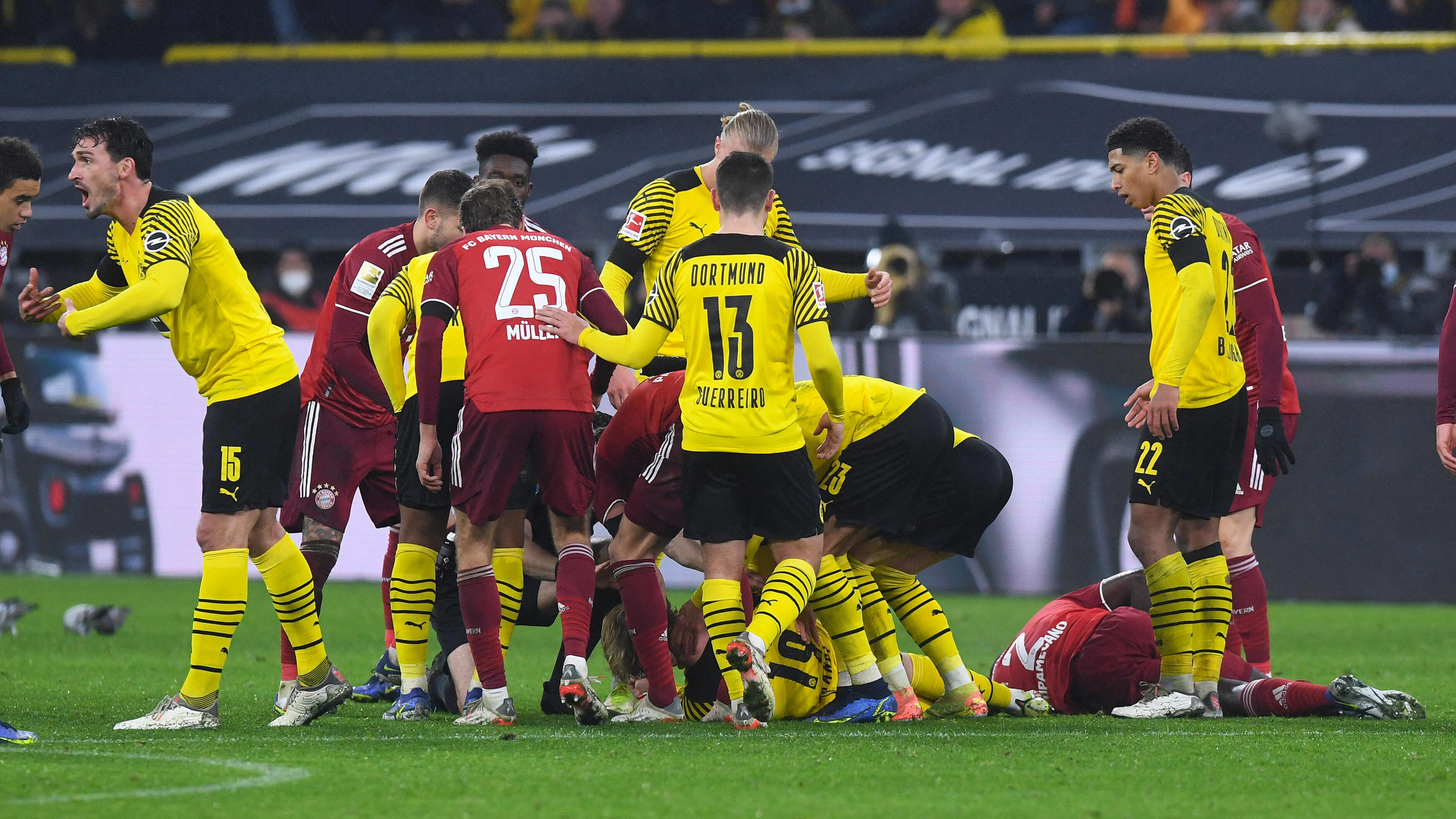 borussia dortmund gegen bayern munchen kopf crash schockiert beim bundesliga topspiel