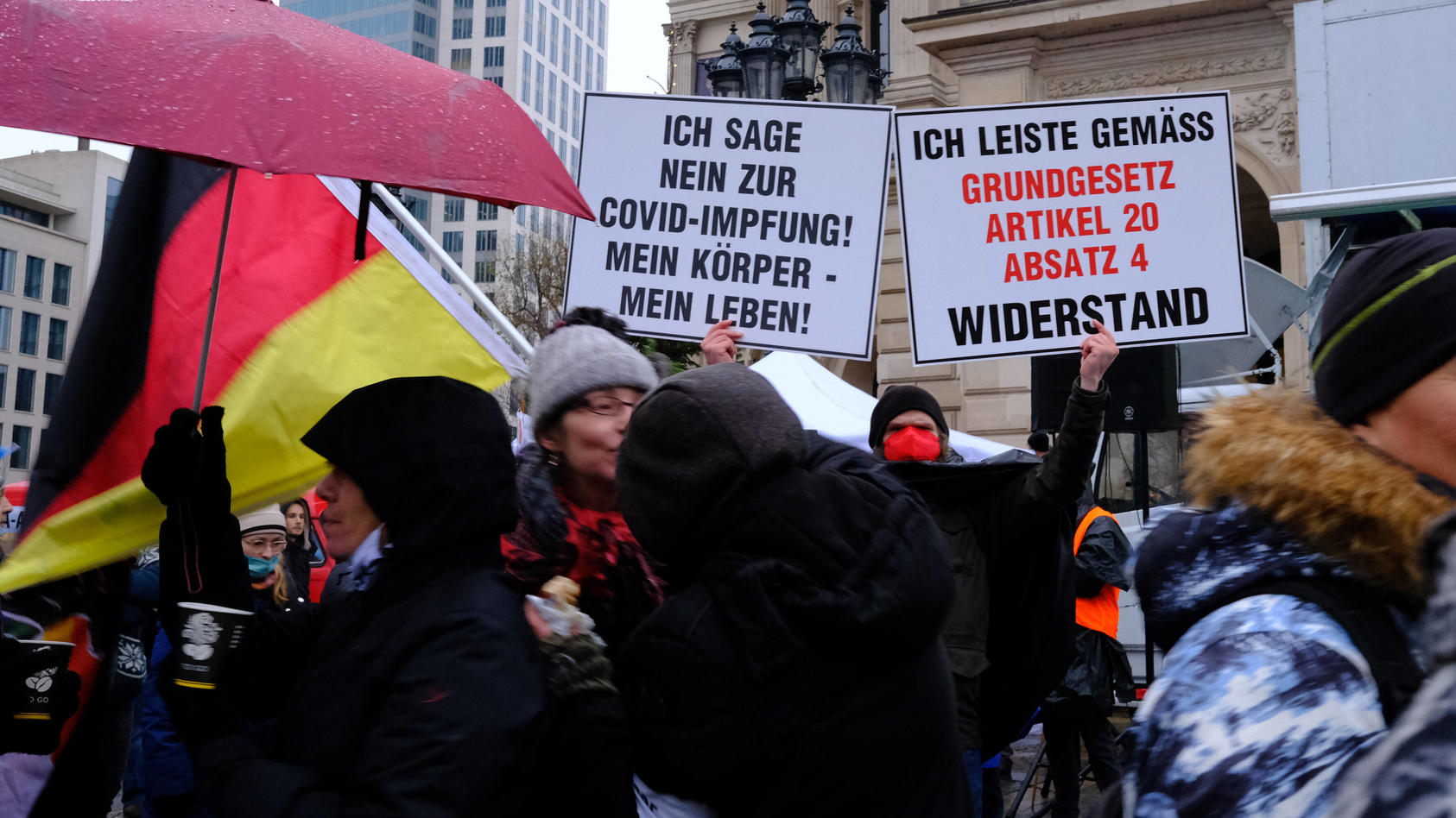 04.12.2021, Frankfurt am Main, DEU Demonstration von Querdenkern in der Frankfurter Innenstadt auf dem Opernplatz *** 0