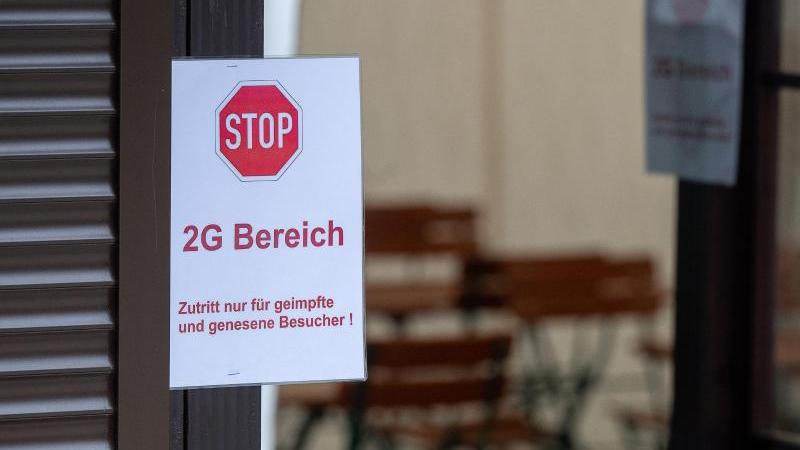 Auf einem Schild steht "Stop 2G Bereich Zutritt nur für geimpfte und genesene Besucher". Foto: Sebastian Gollnow/dpa