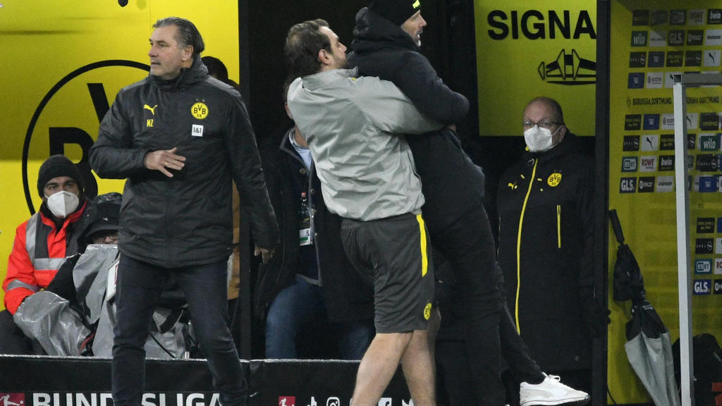Signal Iduna Park Dortmund, 4.12.2021, 1. Fussball Bundesliga Saison 2021/22, 14. Spieltag, Borussia Dortmund BVB vs FC Bayern München FCB - Ein Betreuer packt sich Trainer Marco Rose BVB und trägt ihn aus der Schusslinie. Rose hatte sich vehement b