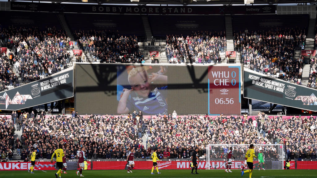 Fußball, Arthur Labinjo-Hughes Gedenken in Englands Stadien West Ham United v Chelsea - Premier League - London Stadium The crowd take part in an applause in the sixth minute of the match for Arthur Labinjo-Hughes during the Premier League match at t