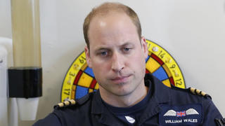 ARCHIV - 27.07.2017, Großbritannien, Cambridge: Prinz William von Großbritannien bei seinem letzten Dienst als Rettungshubschrauber-Pilot bei der East Anglian Air Ambulance. (zu dpa William über Arbeit als Rettungspilot: Vorfälle mit Kindern belastend) Foto: Heathcliff O'malley/The Daily Te/PA Wire/dpa +++ dpa-Bildfunk +++