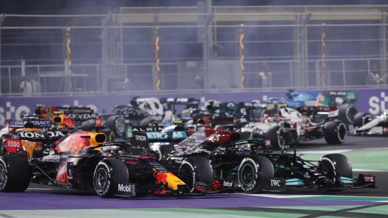 Max Verstappen (l) und Lewis Hamilton lieferten sich mehrere enge Duelle. Foto: Amr Nabil/AP/dpa