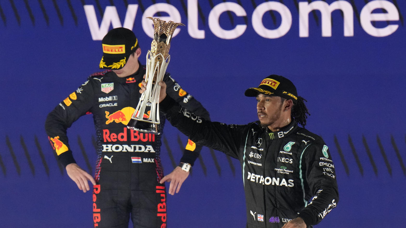 Lewis Hamilton gewinnt in Dschidda trotz fiesem Foul von Max Verstappen