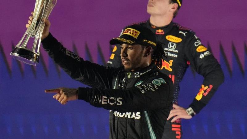 Der britische Mercedes-Pilot Lewis Hamilton feiert seinen Sieg beim Großen Preis von Saudi-Arabien vor dem zweitplatzierten Red-Bull-Piloten Max Verstappen aus den Niederlanden. Foto: Hassan Ammar/AP/dpa