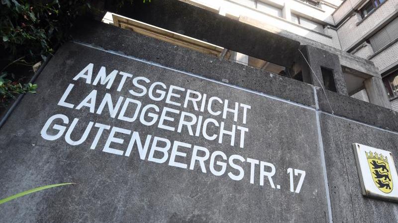 Landgericht Baden-Baden mit Hinweisschild zu Landgericht, Amtsgericht und dem Landeswappen. Foto: Uli Deck/dpa/Archivbild