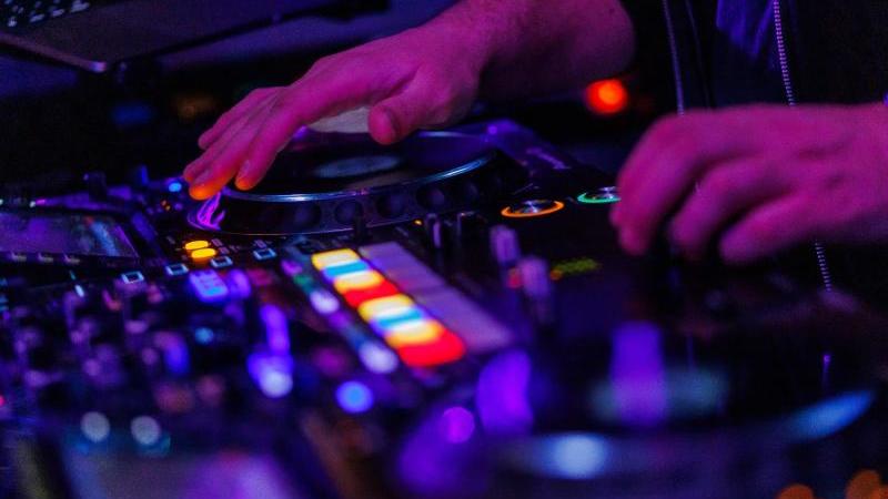 Die Hände eines DJ bedienen ein Mischpult in einem Club. Foto: Philipp von Ditfurth/dpa/Symbolbild