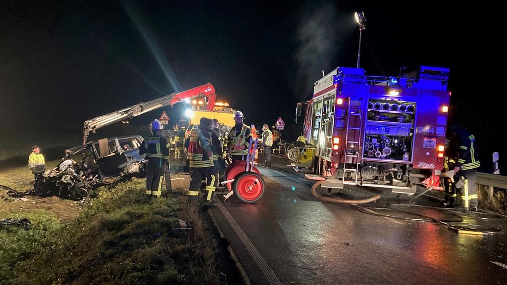 06.12.2021, Hessen, Fritzlar: Auf der Bundesstraße 253 bei Fritzlar sind beim Frontalzusammenstoß zweier Autos fünf Menschen ums Leben gekommen. (zu dpa: «Fünf Tote bei Frontalzusammenstoß von zwei Autos in Nordhessen») Foto: Nicole Schippers/dpa +++
