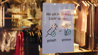 05.12.2021, Nordrhein-Westfalen, Bonn: Ein Schild in einem Schaufenster weist auf die 2G-Regel im Einzelhandel hin. In Nordrhein-Westfalen ist die Corona-Inzidenz wieder leicht angestiegen. Foto: Oliver Berg/dpa +++ dpa-Bildfunk +++