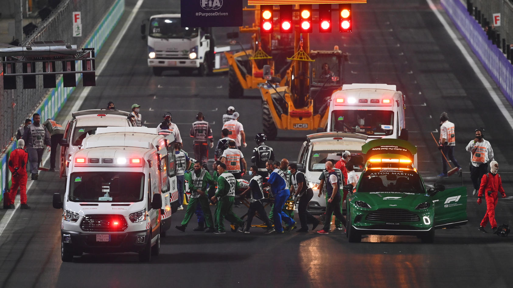 Horror-Crash bei der Formel 2 führt zu Rennunterbrechung.