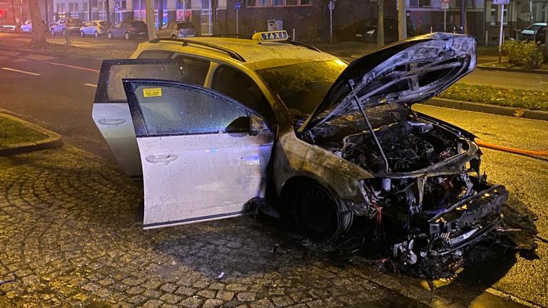 Ausgebranntes Taxi in Dortmund