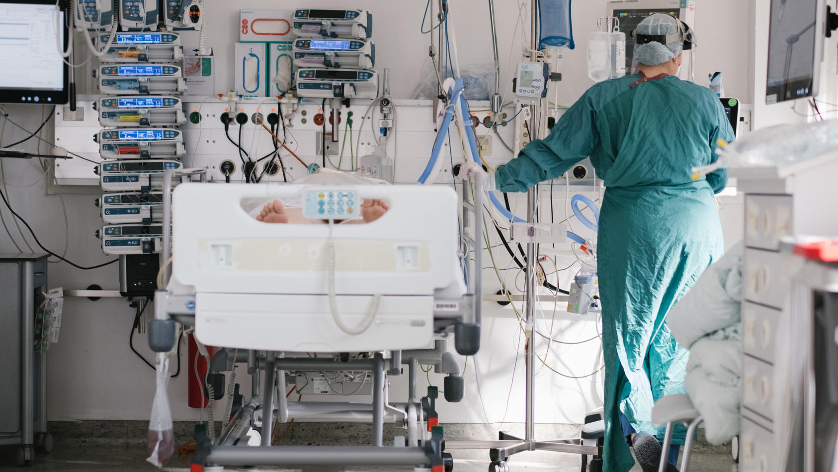 ILLUSTRATION - 20.04.2021, Niedersachsen, Braunschweig: Eine Intensivpflegerin versorgt auf der Intensivstation einen an Covid-19 erkrankten Patienten. (zu dpa: "Krankenhauspatienten sollen nicht mehr einsam sterben") Foto: Ole Spata/dpa +++ dpa-Bild
