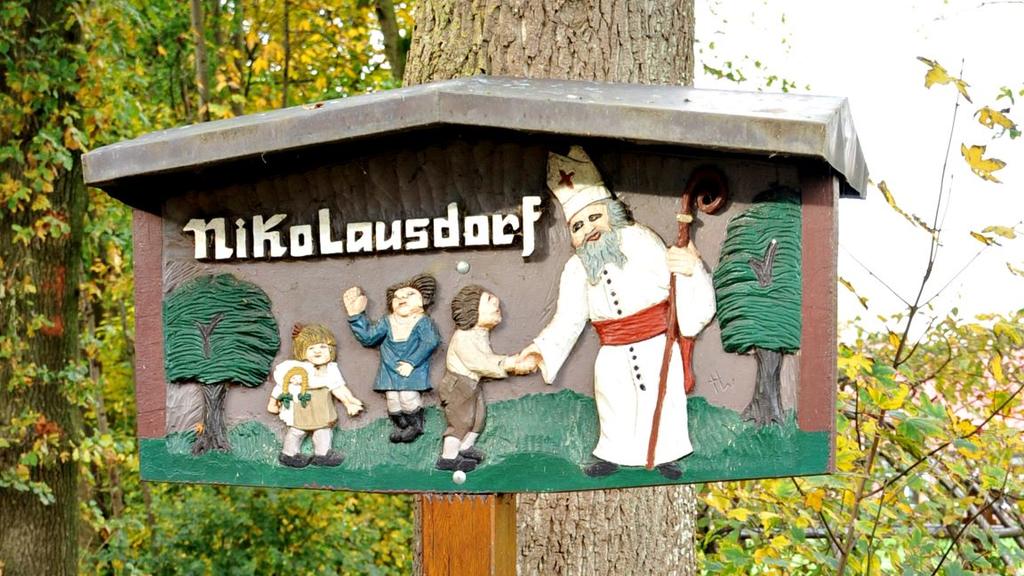 Seit 1965 gehen in der Vorweihnachtszeit Tausende von Briefen in der kleinen Gemeinde Nikolausdorf ein und werden dort von ehrenamtlichen Helfern beantwortet.