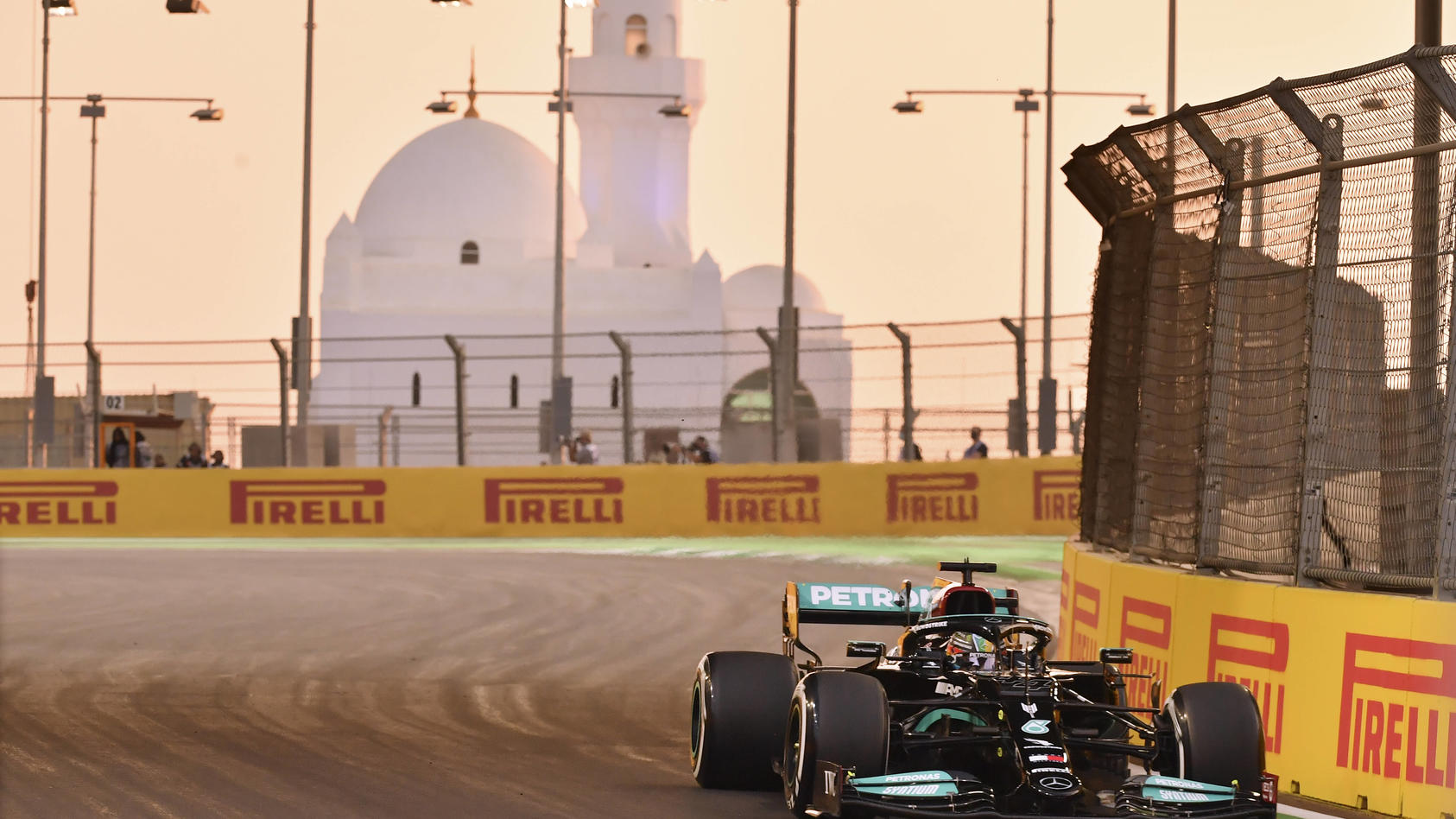 König der Wüste: Lewis Hamilton siegt auch im dritten Wüstenrennen.