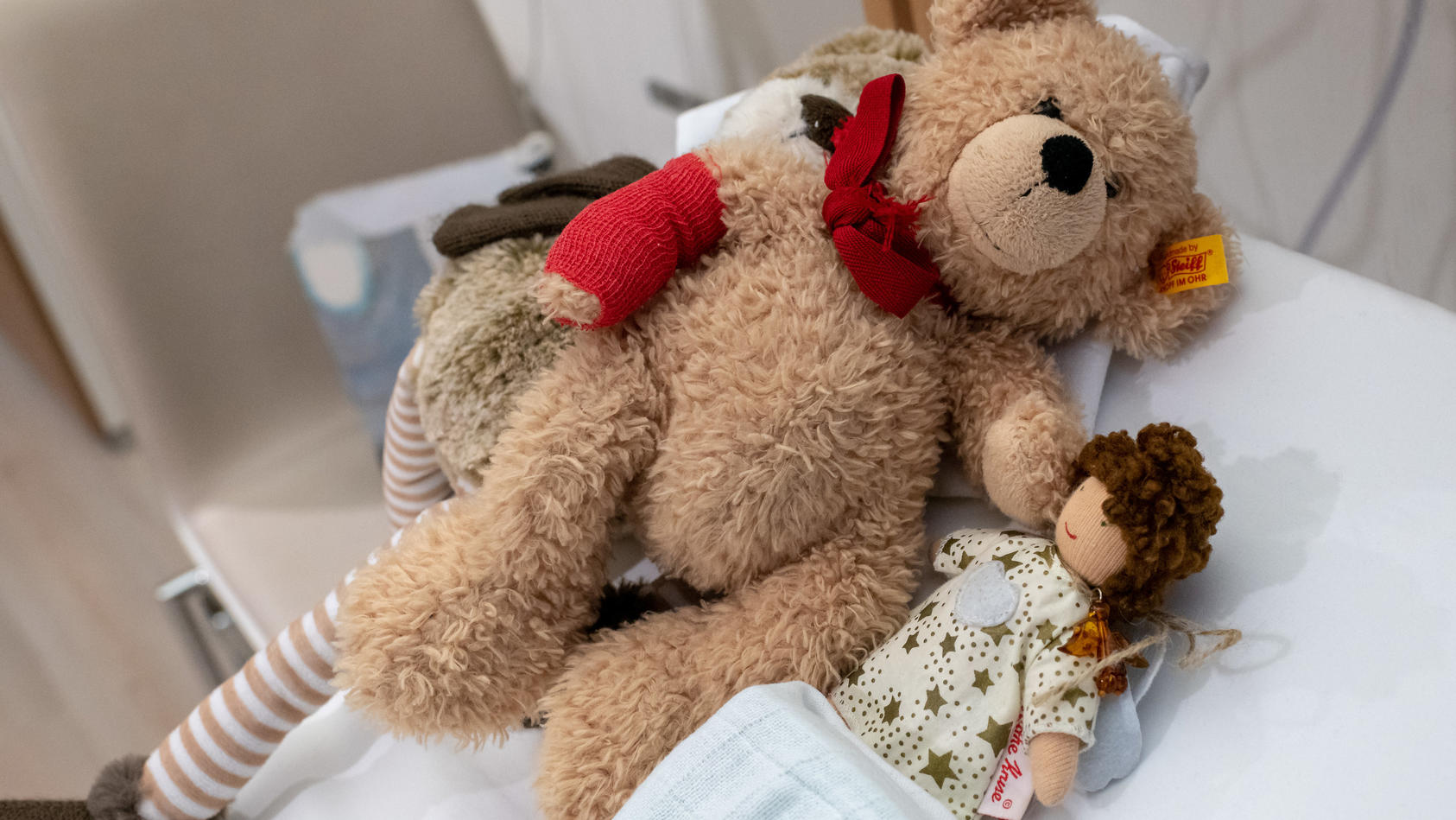 05.12.2018, Bayern, München: Puppen und Teddybären liegen auf einem Bett eines bewohntes Patientenzimmer im Kinderpalliativzentrum im Klinikum Großhadern. Das Kinderpalliativzentrum dere LMU ist eines der Projekte, das vom Verein «Sternstunden» unter