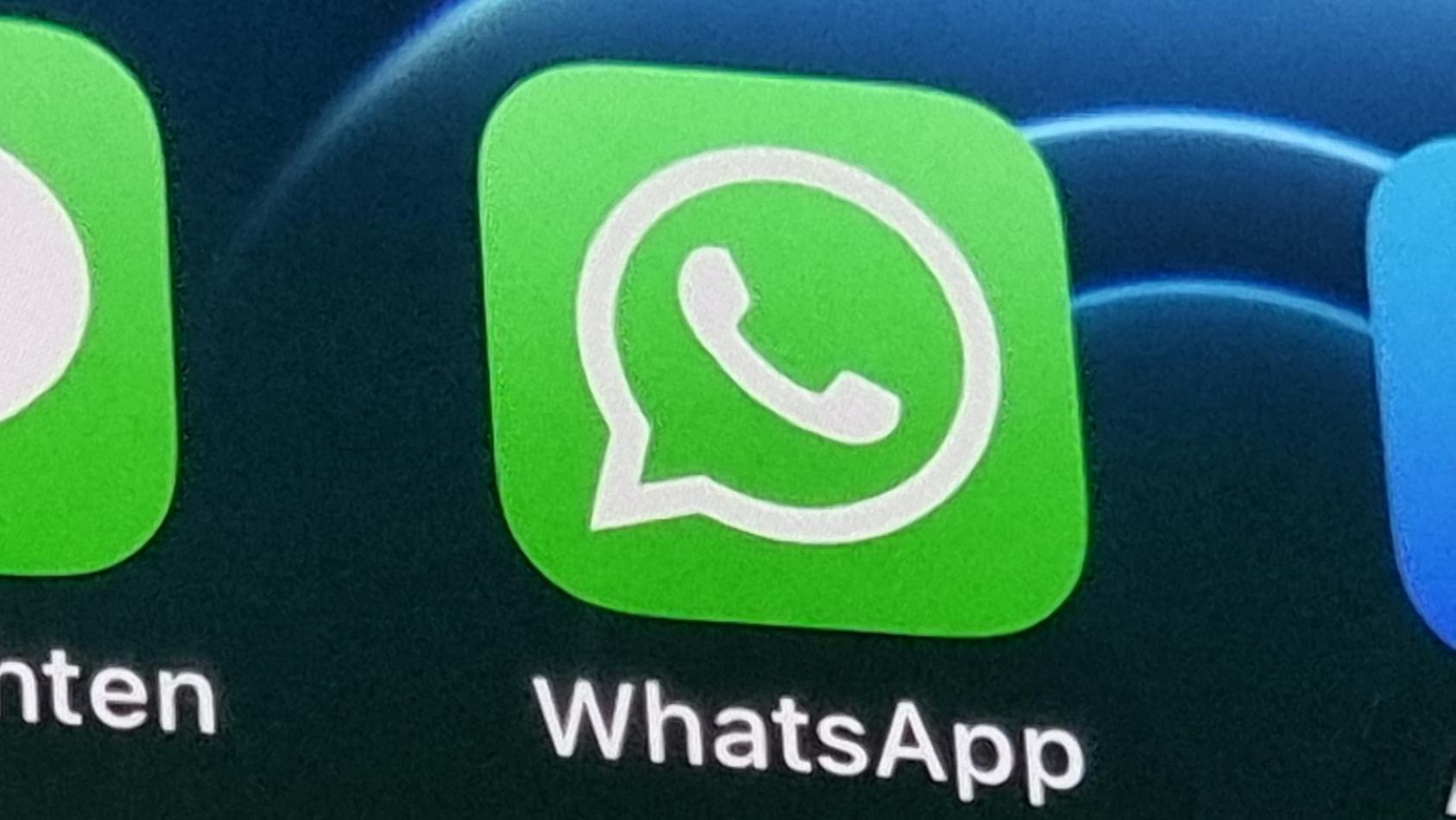 Das Logo des Messengers WhatsApp auf dem Display eines Smartphones.