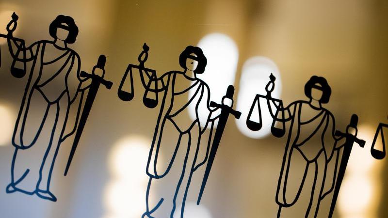 Die Justitia ist an einer Scheibe am Eingang zum Gericht zu sehen. Foto: Rolf Vennenbernd/dpa/Symbolbild