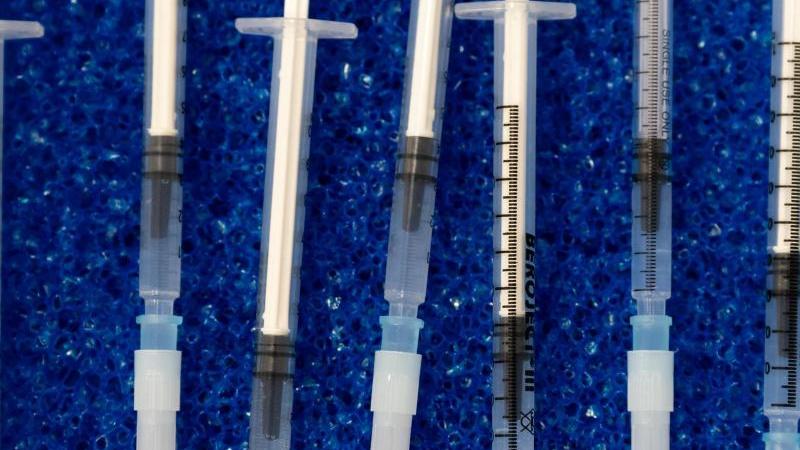 Spritzen mit einem Corona-Impfstoff liegen nebeneinander. Foto: Sven Hoppe/dpa