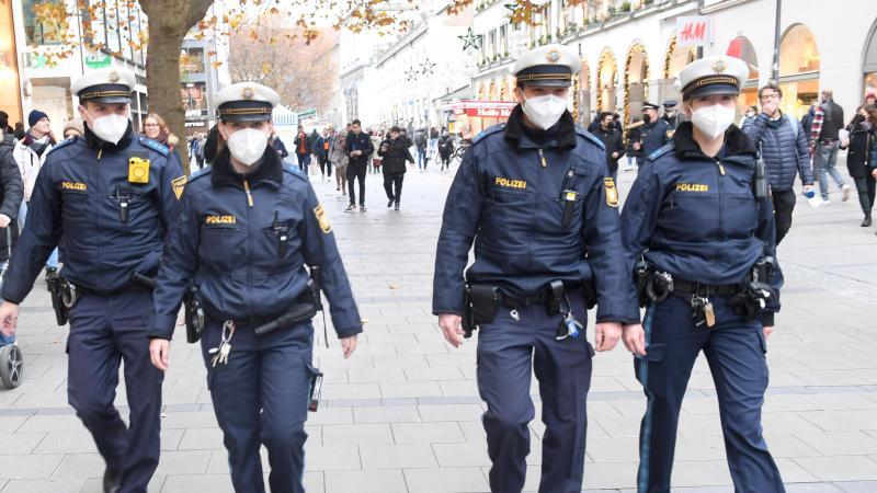 Polizistinnen und Polizisten gehen in München durch eine Fußgängerzone. Foto: Felix Hörhager/dpa