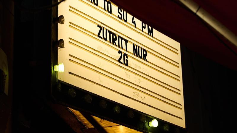 "Zutritt nur 2G" steht auf einer Tafel über einer Bar in Berlin Mitte. Foto: Annette Riedl/dpa