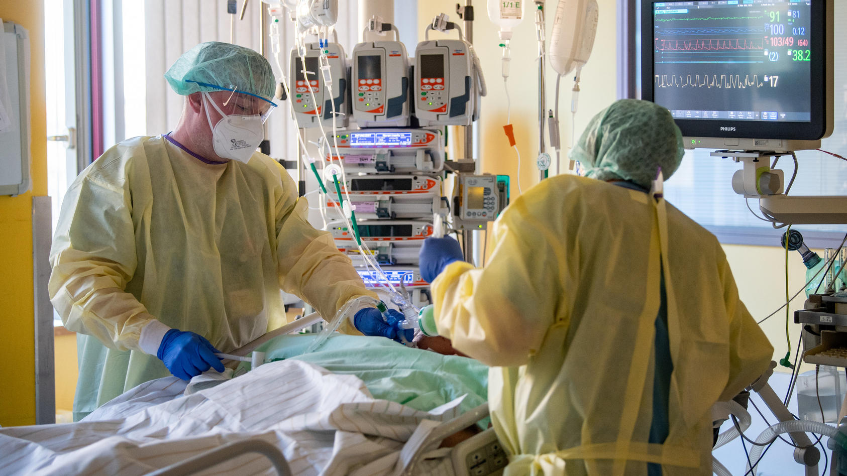 Intensivpfleger versorgen einen schwer an Covid-19 erkrankten Patienten auf der Corona-Intensivstation