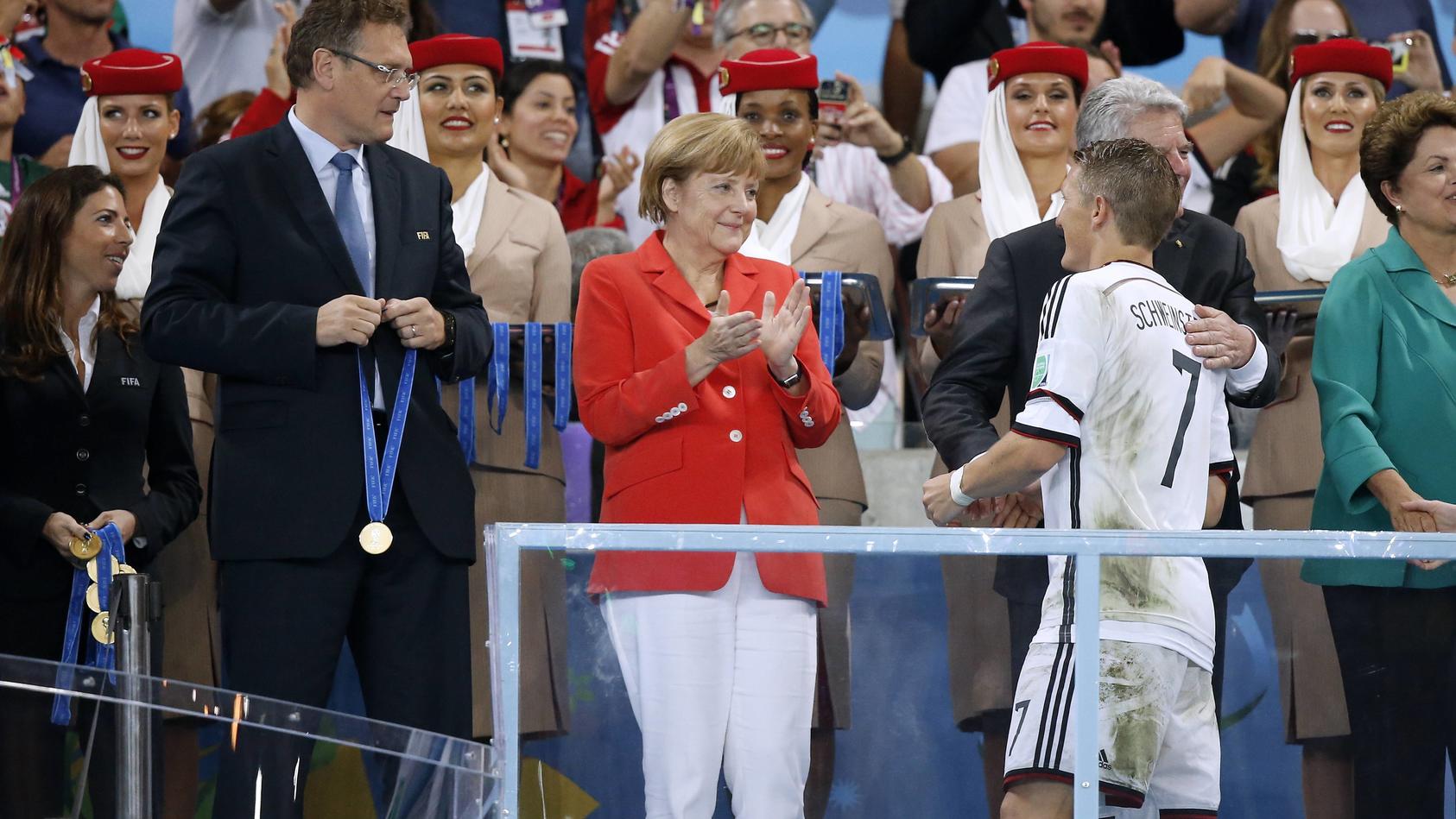 Applaus für den Weltmeister: Angela Merkel beklatscht Bastian Schweinsteiger nach dem Triumph 2014 in Rio
