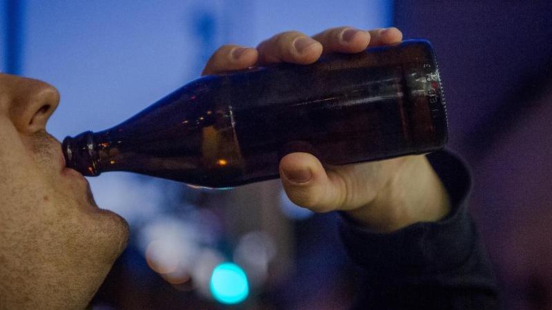Ein Mann trinkt Bier aus einer Flasche. Foto: Finn Winkler/dpa/Symbolbild