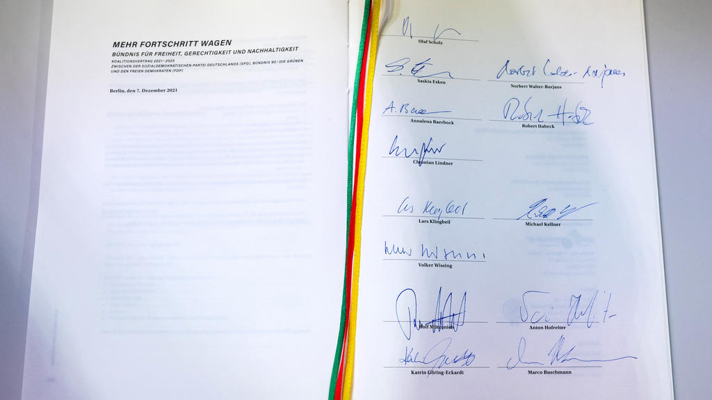 Unterschriften auf dem Koalitionsvertrag.