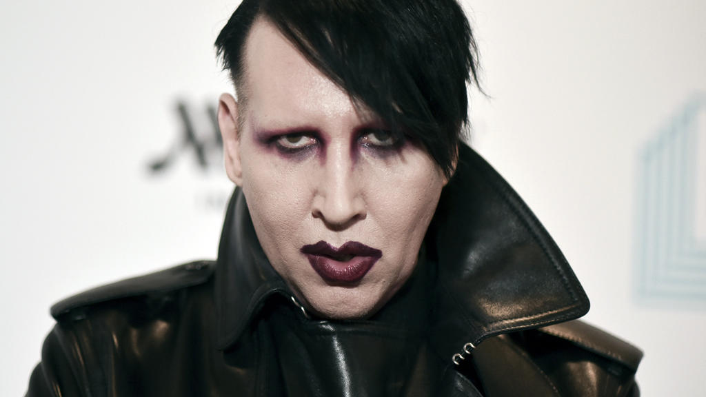 ARCHIV - 11.12.2019, USA, Los Angeles: Sänger Marilyn Manson besucht das 9. jährliche "Home for the Holidays"-Benefizkonzert. Nach Vorwürfen mehrerer Frauen wegen sexueller Gewalt hat die Polizei in Los Angeles das Haus des umstrittenen US-Rockers du