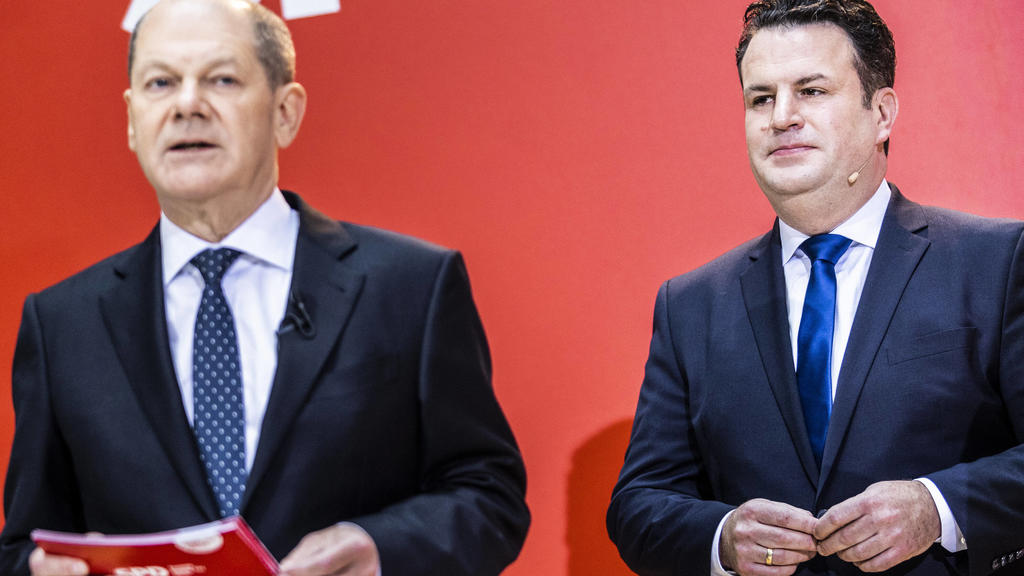 L-R Olaf Scholz, designierter Bundeskanzler, und Hubertus Heil, designierter Bundesminister fuer Arbeit und Soziales, aufgenommen im Rahmen der Nominierung der kuenftigen Bundesminister der SPD im Willy-Brandt-Haus in Berlin, 06.12.2021. Die SPD sti