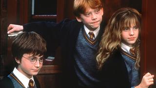 ARCHIV - Voller Erwartung stehen die Zauberlehrlinge Harry Potter (Daniel Radcliffe, l.), Ron Weasley (Rupert Grint) und Hermine Granger (Emma Watson) im Kinofilm "Harry Potter und der Stein der Weisen" an der Tür zur Hogwarts-Schule für Zauberkunst (Szenenfoto, Illustration zum Thema Schuluniform). Harry Potter trägt die wohl bekannteste britische Schuluniform - nicht nur im Vereinigten Königreich würden Kinder gern das Wappen der Hogwart-Zaubererschule zur Schau stellen. Auch in vielen Ländern ohne Schuluniformpflicht dürften "Harry Potter"-Filme dazu beigetragen haben, den Gedanken an eine Identität fördernde Gemeinschaftskleidung für Kinder als "Botschafter" ihrer Schule zu fördern. Foto: Warner (zu dpa-Korr. "Das Supermodel für Schuluniformen ist ein Brite: Harry Potter" vom 10.05.2006) +++(c) dpa - Bildfunk+++