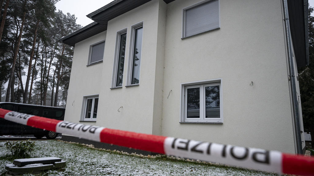 ARCHIV - 05.12.2021, Brandenburg, Königs Wusterhausen: Das Einfamilienhaus in Senzig, einem Ortsteil der Stadt Königs Wusterhausen im Landkreis Dahme-Spreewald, ist abgesperrt. Die Polizei hat dort fünf Tote in einem Wohnhaus gefunden. Im Fall der fü