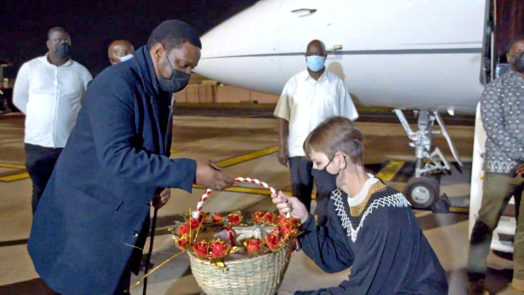 HANDOUT - 08.11.2021, Südafrika, Durban: Das Standbild aus einem Video zeigt Fürstin Charlene von Monaco bei ihrer Verabschiedung auf dem Flughafen. Monatelang hing Fürstin Charlene von Monaco wegen Gesundheitsproblemen nach einer komplizierten Oper