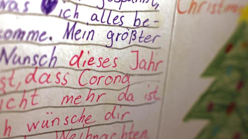 Der Wunschzettel eines Kindes liegt in der Christkindpostfiliale im Wunschzettel-Büro. Foto: Oliver Berg/dpa