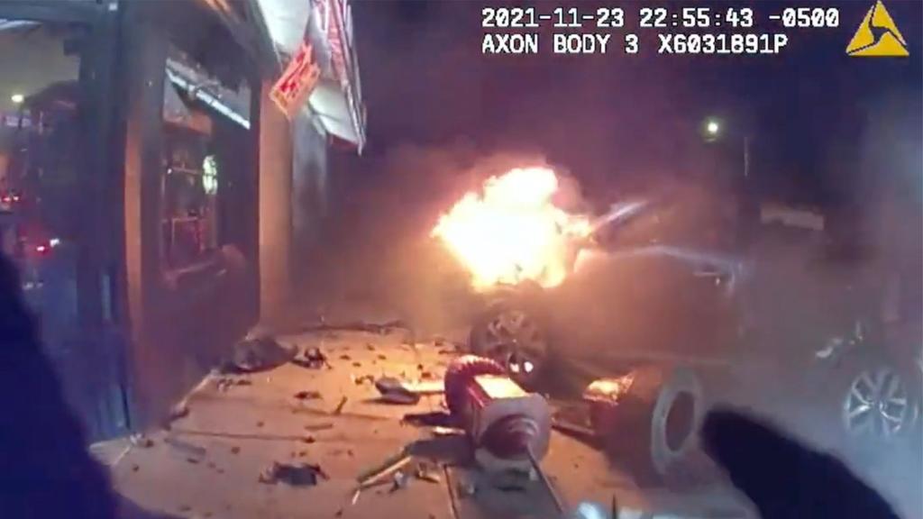 Nach einem schweren Unfall steht das Auto in New York in Flammen.