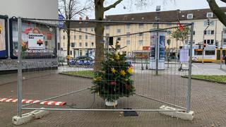 Deutschlands einsamster Weihnachtsbaum: Auf dem Wesertorplatz in Kassel geht Sicherheit vor.