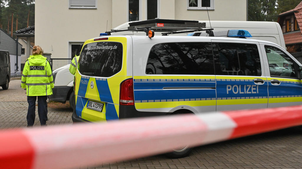 ARCHIV - 04.12.2021, Brandenburg, Königs Wusterhausen: Die Polizei hat ein Einfamilienhaus in Senzig, einem Ortsteil der Stadt Königs Wusterhausen im Landkreis Dahme-Spreewald, abgesperrt. Die Polizei hat dort fünf Tote in einem Wohnhaus gefunden. Im