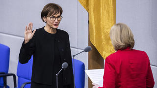  Bundestagspraesidentin Baerbel Bas vereidigt im Bundestag Bettina Stark-Watzinger, Bundesministerin fuer Bildung und Forschung. Berlin, 08.12.2021. Nach der gestrigen Unterzeichnung des Koalitionsvertrages zwischen der SPD, FDP und den Gruenen wird heute der neue Kanzler sowie die Ministerinnen und Minister ernannt und vereidigt. Berlin Deutschland *** Bundestag President Baerbel Bas swears in Bettina Stark Watzinger, Federal Minister of Education and Research Berlin, 08 12 2021 After yesterdays signing of the coalition agreement between the SPD, FDP and the Greens, the new chancellor and ministers will be appointed and sworn in today Berlin Germany Copyright: xFlorianxGaertner/photothek.dex