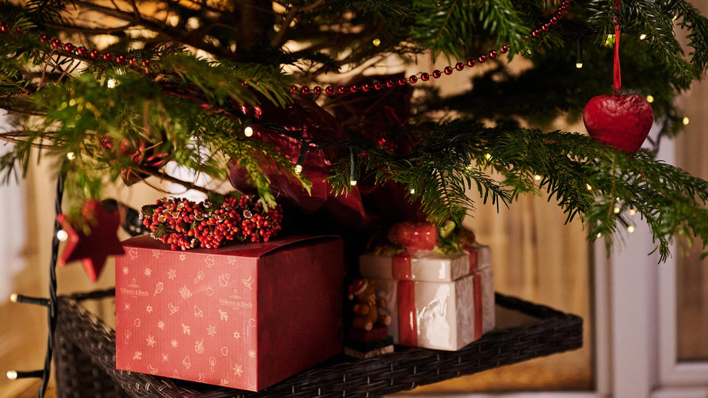 Zwei Geschenke stehen unter einem Weihnachtsbaum