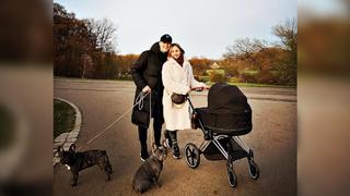 Evgeny Vinokurov und Nina Bezzubova mit ihrem Sohn und den zwei Hunden.